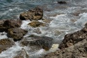 Restes de substància viscosa banca al litoral de l'Ametlla de Mar.