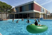 Famílies gaudint de la piscina de la casa de colònies Artur Martorell de Calafell.