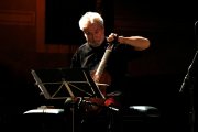 Jordi Savall tocant la viola de gamba al Festival Jordi Savall al monestir de Santes Creus