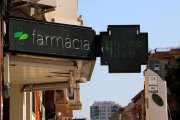 Un cartell d'una farmàcia de Tortosa marca els 43 graus de calor.