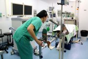 Una cirurgiana prepara el petit quiròfan d'urgències de l'Hospital de Tortosa Verge de la Cinta.