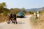 Els Agents Rurals informen un ciclista del tancament d'un dels accessos dels Ports
