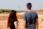 Dos dels membres de la plataforma En peu de terra als terrenys on s'està construint el Logis Montblanc