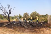 Imatge dels Bombers de la Generalitat apagant el foc a Garidells