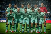 Roger Brugué 'Brugui' (número 7) al centre de la imatge, abans del seu primer partit a Primera.