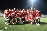 Els jugadors del Nàstic amb el trofeu després del partit.
