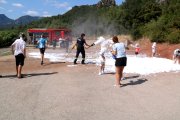 Jocs amb espuma al final de l'activitat 'Foc mirat sense por' a Alfara de Carles.