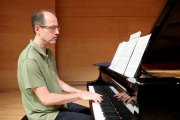 El pianista Miquel Villalba, durant el procés d'enregistrament del disc sobre el pianista Ricard Viñes, a l'Auditori Josep Carreras de Vila-seca.
