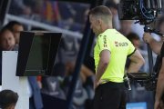 Imatge d’arxiu d’un àrbitre revisant una jugada en el monitor.