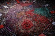 Visió zenital al XXIX Concurs de Castells de Tarragona en el moment que actua la Joves Xiquets de Valls.