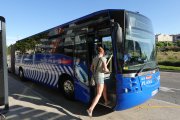 Un vehicle del Bus Blau, que connecta barris i equipaments de Vila-seca.