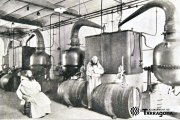 Monjos cartoixans elaborant el Chartreuse a Tarragona, en una fotografia històrica.