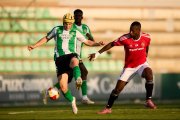 El davanter del Nàstic de Tarragona Cedric Omoigui pressionant al central del Betis Deportivo Félix Garreta.