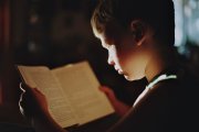Imatge d'arxiu d'un nen llegint un llibre