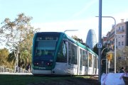 El tramvia circulant pel nou traçat de l'avinguda