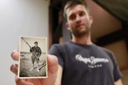 Josep Ventura, familiar d’un soldat republicà mort al front d’Aragó el 1937, mostra una fotografia del seu besoncle.