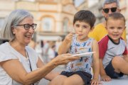 Els més petits ja creixen amb la tradició del pastís de Santa Tecla