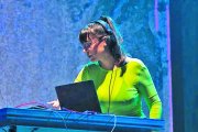 AWWZ és una productora i artista que fusiona electrònica, ambient i ritmes urbans.