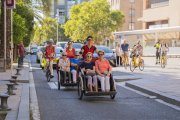 Diverses persones gaudint del passeig amb tricicle.