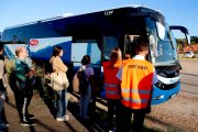 Diverses persones fan cua per pujar a l'autobús habilitat per Renfe entre Cunit i Barcelona