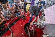 Estudiants del Màster internacional Wintour segueixen de prop el procés d'elaboració del vi al celler de Mas dels Frares.