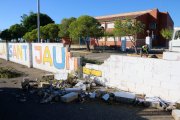 Un tram de mur afectat per la caiguda d'un pi a l'escola de Sant Jaume d'Enveja
