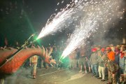 El correfoc va reunir a petits i grans amants de les espurnes i el foc, que van ballar durant tot el recorregut al ritme dels diables i les bèsties.