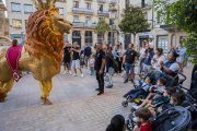Els balls i elements del Seguici Festiu van desfermar una cercavila multitudinària i esbojarrada pels carrers del centre.