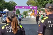 Dos agents de la Guàrdia Urbana de Reus, en el marc de la Volta Ciclista Femenina a Catalunya.
