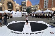 Imatge de la fira de tallers de la Nit Europea de la Recerca a la plaça Corsini