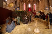 Persones participant en la mostra d'oficis a l'interior de l'església de Sant Francesc de Montblanc.