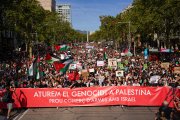 La capçalera de la manifestació amb el lema 'Aturem el genocidi a Palestina. Prou comerç d'armes amb Israel'