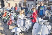 Celebració del 70è aniversari del Vespa Club Reus a la plaça del Mercadal