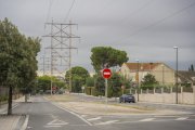 Fotografia de la línia d’alta tensió, en el seu pas per l’avinguda de les Torres, a la urbanització del Pinar.