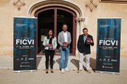 Lluïsa Clavé, presidenta del Patronat de Turisme de Vila-seca, Pere Segura, alcalde de Vila-seca i Agustí Argelich, director artístic del FICVI.