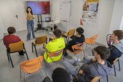 Fotografia d’una xerrada sobre emprenedoria per a alumnes de l’Institut Lluís Domènech i Montaner.
