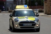 Un vehicle de l'autoescola Hoy-voy Tarragona durant una pràctica.