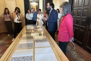 El comissari Bernat Puigdollers i la regidora Manuela Moya en la presentació de l’exposició.