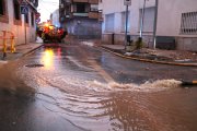 Els Bombers treuen aigua dels edificis de Santa Bàrbara a primera hora de matí