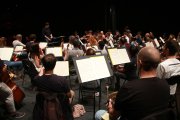 Músics de la Franz Schubert Filharmonia durant un assaig al Teatre Tarragona.