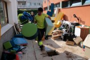 Operaris de manteniment retiren mobiliari malmès de l'escola Horta Vella de la Ràpita