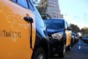 Un crespó en una de les portes d'un taxi que ha ocupat la Gran Via, a Barcelona