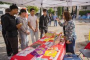 Fotografia d'un grup de joves informant-se a l'estand de Creu Roja on s'oferia fer un test ràpid de VIH.