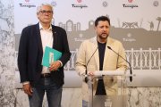 L'alcalde de Tarragona, Rubén Viñuales, i el portaveu de Junts a l'Ajuntament de Tarragona, Jordi Sendra, durant la roda de premsa.