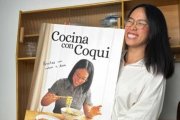 Imagen de la influencer 'Cocina con Coqui' con la portada de su nuevo libro.