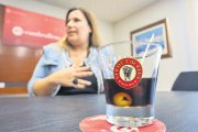 Un vermut. Al fons, la cap del Departament d'Internacional de la Cambra de Comerç de Reus, Elena Andreu