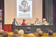 Instantània de l’acte d’inauguració del 125è aniversari de la Secció Excursionista del Centre de Lectura en el moment que mostren el logo commemoratiu.