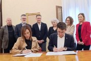 L’alcaldessa de Reus, Sandra Guaita, i el rector de la URV, Josep Pallarès, signant el conveni de cooperació.