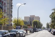 Fotografia del carrer Astorga, espai a l’espera de la transformació en eix cívic que haurà de tenir en compte la millora substancial de l’enllumenat públic.