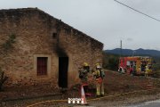 Imatge dels bombers treballant en l'incendi a Vimbodí i Poblet